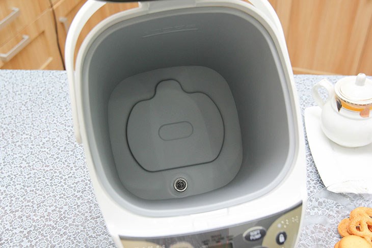 Bình thủy điện Toshiba PLK-45SF(WT)VN 4.5 lít có ruột bình cũng được làm từ inox 304 tráng men chống dính và vỏ bằng nhựa bền bỉ