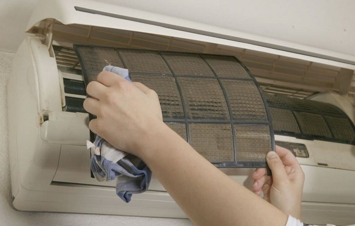 Lưới lọc của máy lạnh bám đầy bụi là nguyên nhân làm cho máy lạnh phun ra khói kèm theo mùi