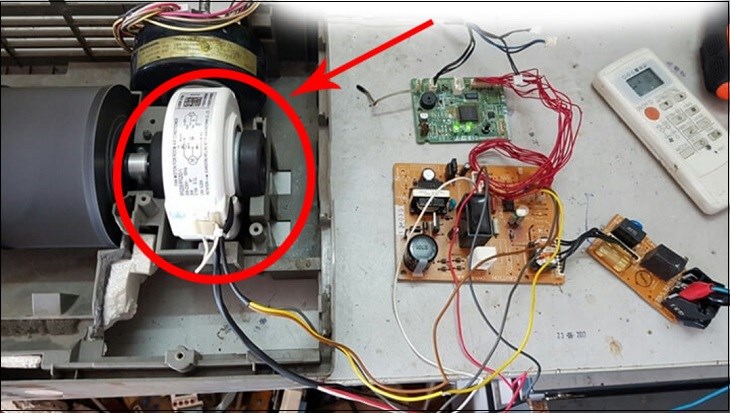 Động cơ quạt bên trong dàn lạnh có thể bị hỏng gây ra hiện tượng máy lạnh phun ra khói trắng kèm theo mùi khét