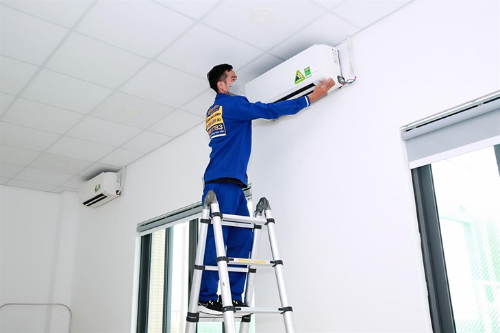 Vệ sinh đường ống thoát nước của máy lạnh để khắc phục lỗi máy lạnh phun ra khói không mùi