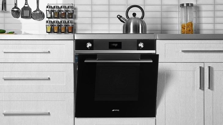 Lò nướng âm Smeg SF6101TVN1 70 lít (536.64.841) có công suất cao 3000W kết hợp quạt đối lưu giúp thực phẩm chín từ trong ra ngoài, vàng đều