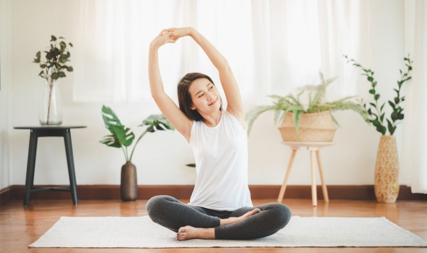 Vận động nhẹ nhàng sẽ giúp mẹ không bị bí tiểu sau sinh