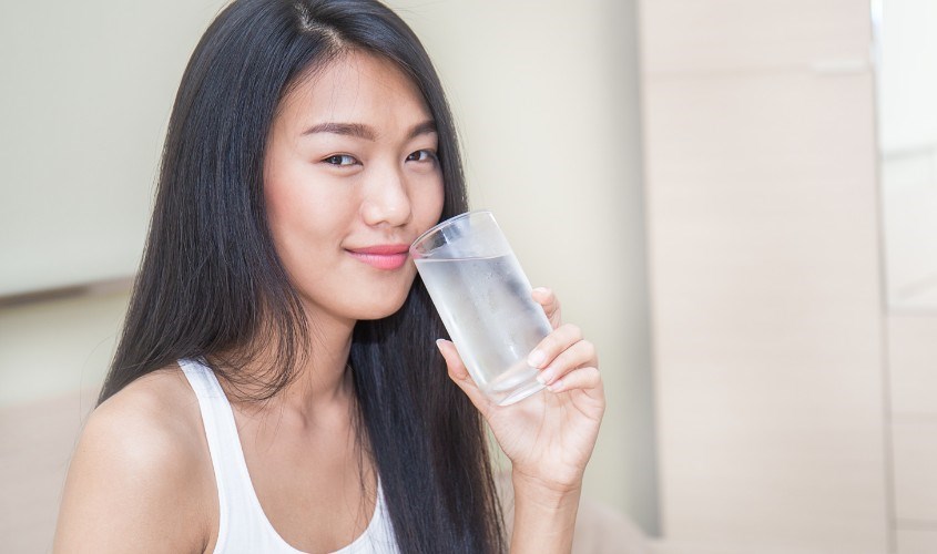 Mẹ bị bí tiểu sau sinh nên uống nước lọc, sữa tươi và hạn chế uống cafe, trà