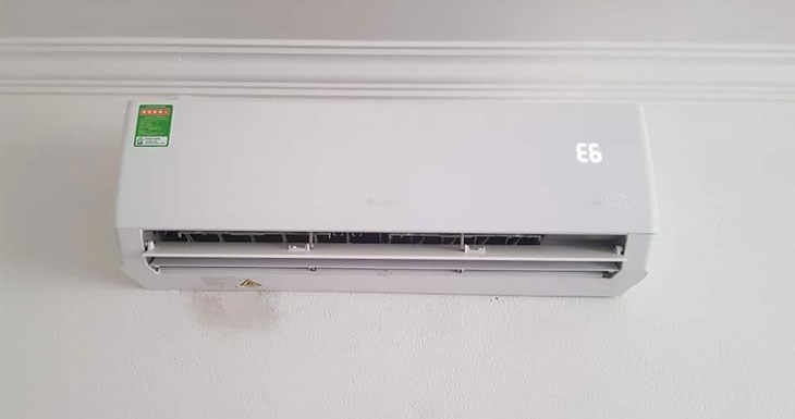 Máy lạnh Gree báo lỗi E6 là do cảm biến nhiệt độ bị hư hỏng, mạch điều khiển gặp sự cố hoặc nguồn điện không ổn định
