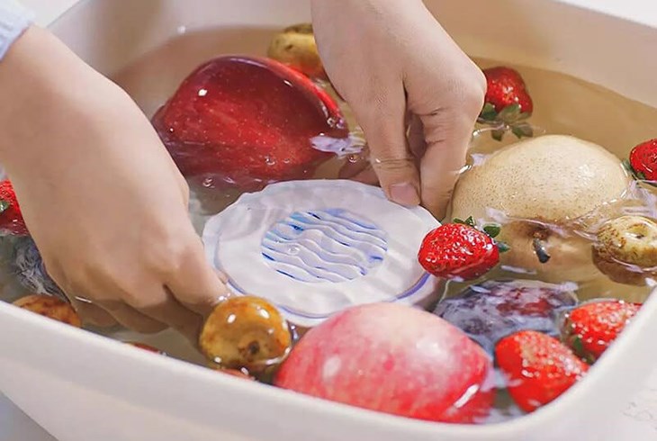 Bạn nên rửa sạch hoa quả qua nhiều lần nước và cắt nhỏ trước khi cho vào máy xay đa năng Philips HL1643