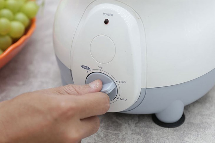 Chọn tốc độ xay phù hợp bằng núm vặn trên máy xay đa năng Philips HL1643