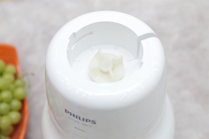 Phần thân của máy xay đa năng Philips HL1643 chỉ nên được lau sạch bằng khăn mềm