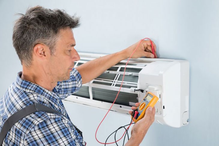 Nếu không có chuyên môn về sửa máy lạnh thì nên liên hệ đến trung tâm bảo hành sửa chữa