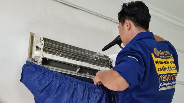 Nên liên hệ nhân viên kỹ thuật sửa chữa hoặc vệ sinh máy lạnh Samsung để khắc phục lỗi EL 01 hiệu quả