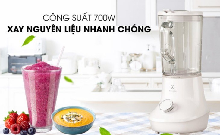 Máy xay sinh tố Electrolux E6TB1-80CW có công suất 700W, giúp xay mịn thực phẩm nhanh gọn