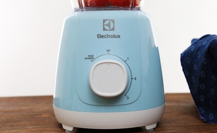Máy xay sinh tố Electrolux EBR3416 sở hữu 3 tốc độ xay và 1 chế độ nhồi, thuận tiện khi sử dụng