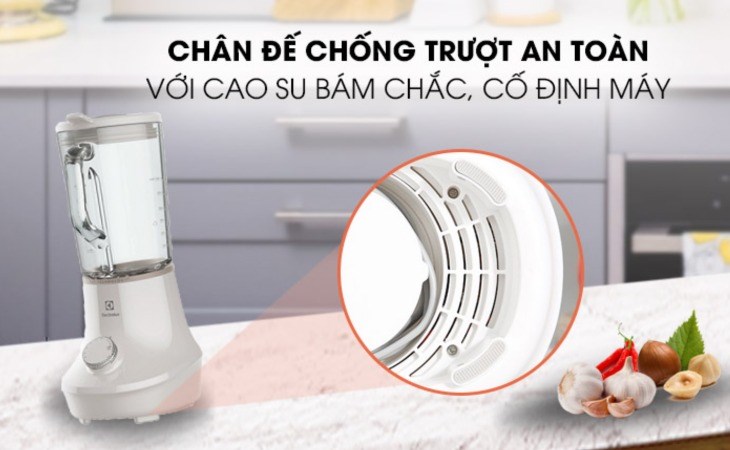 Máy xay sinh tố Electrolux E6TB1-80CW có chân để chống trượt giúp máy hoạt động ổn định hơn