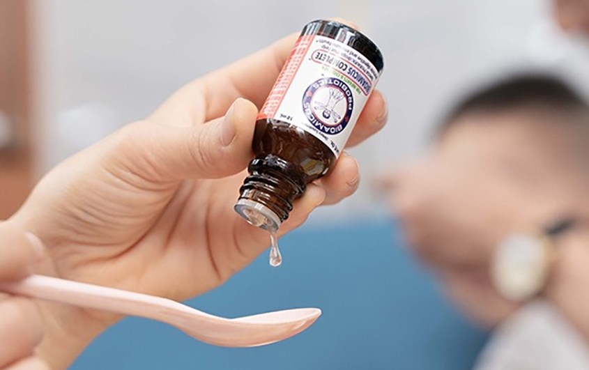 Mỗi ngày dùng 2 lần, mỗi lần 5 giọt cho trẻ từ 1 tuổi trở lên và người lớn