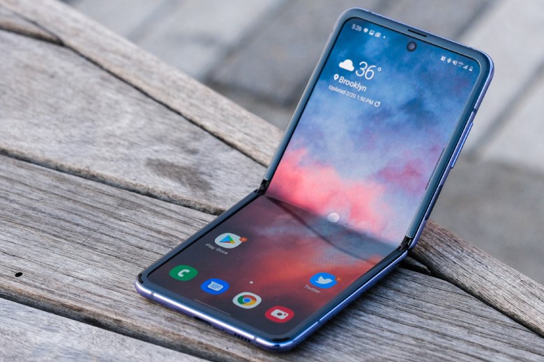 Galaxy Z Flip5 sử dụng tần số quét 120 Hz giúp cho các cử động vuốt chạm mượt mà hơn