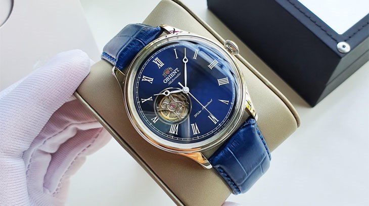 Đồng hồ Orient Caballero sở hữu đường nét thiết kế tinh tế, cổ điển