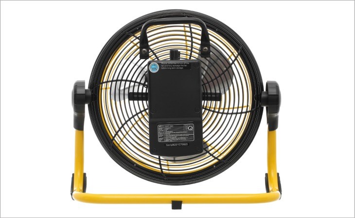 Pin của quạt sạc AC ARF01D113 nằm ở phía sau, giúp người dùng có thể sử dụng được trong trường hợp cúp điện