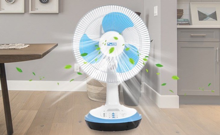 Không nên vừa dùng vừa sac quạt sạc điện AC ARF03D123 để tránh làm chai pin 