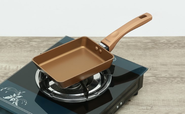 Chảo nhôm chống dính đáy từ 18 cm Visions VS-EP18-AB/JP có đường kính chảo 18cm, chiên được 2 cánh gà nhỏ cùng lúc