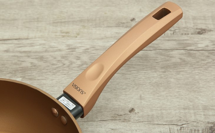 Chảo nhôm sâu chống dính đáy từ 24 cm Visions VS-WP24-AB/JP có cán chảo dài dáng cong, cho bạn dễ cầm nắm