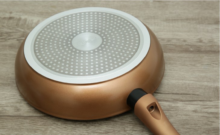 Chảo nhôm chống dính đáy từ 26 cm Visions VS-FP26-AB/JP dùng được linh hoạt với cả bếp ga, bếp hồng ngoại và bếp từ