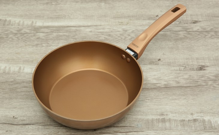 Chảo nhôm sâu chống dính đáy từ 24 cm Visions VS-WP24-AB/JP có đáy chảo rộng, giúp chiên được nhiều thức ăn hơn 