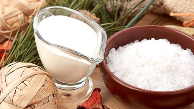 Muối biển là nguyên liệu rẻ tiền, hiệu quả để tẩy tế bào chết và chống khô da