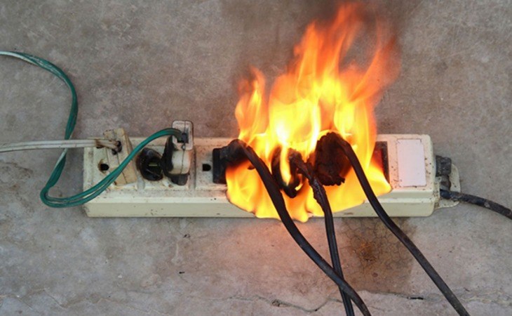 Nên tìm hiểu và sử dụng đúng cách với từng loại nguồn điện nhằm phòng tránh cháy nổ các thiết bị điện