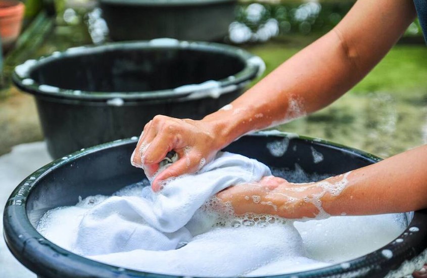 Giặt riêng quần áo tối màu và sáng màu