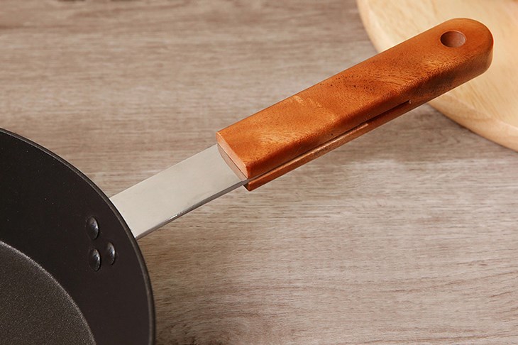 Chảo nhôm chống dính đáy từ 26 cm Happycook OSFP-26IH sở hữu tay cầm chảo dài, bọc cách nhiệt vân gỗ đẹp mắt, giúp bảo vệ người dùng khỏi tình trạng bị bỏng Chảo nhôm chống dính đáy từ 26 cm Happycook OSFP-26IH sở hữu tay cầm chảo dài, bọc cách nhiệt vân gỗ đẹp mắt, giúp bảo vệ người dùng khỏi tình trạng bị bỏng