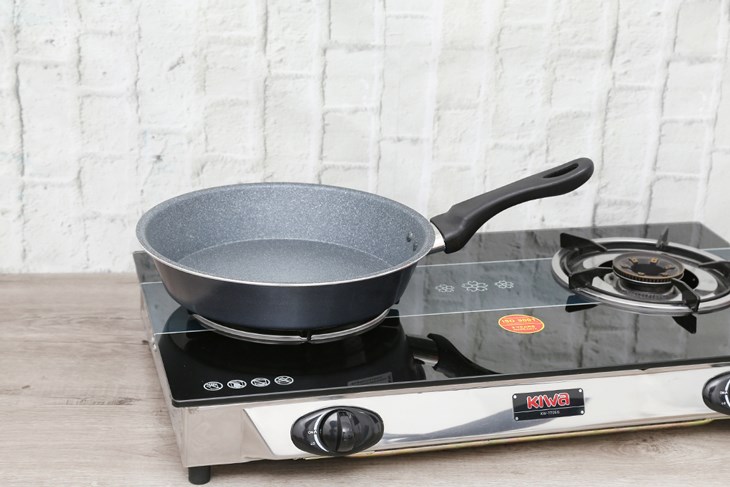 Chảo nhôm chống dính đáy từ 28 cm Happycook MFP-28IH GRAY sử dụng trên hầu hết các loại bếp trên thị trường Chảo nhôm chống dính đáy từ 28 cm Happycook MFP-28IH GRAY sử dụng trên hầu hết các loại bếp trên thị trường