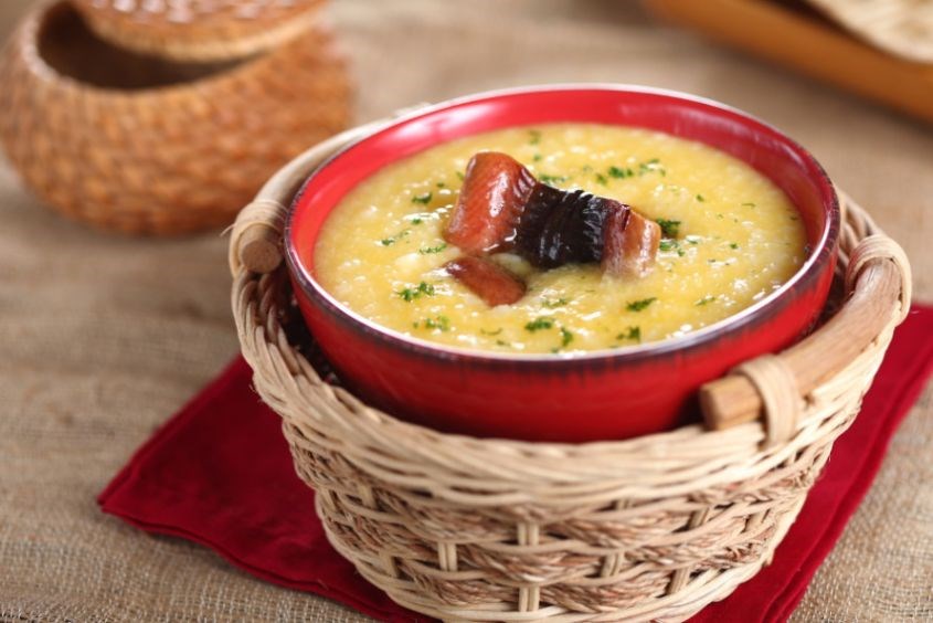 Cách nấu cháo hải sản cho bé với lươn và bí đỏ 