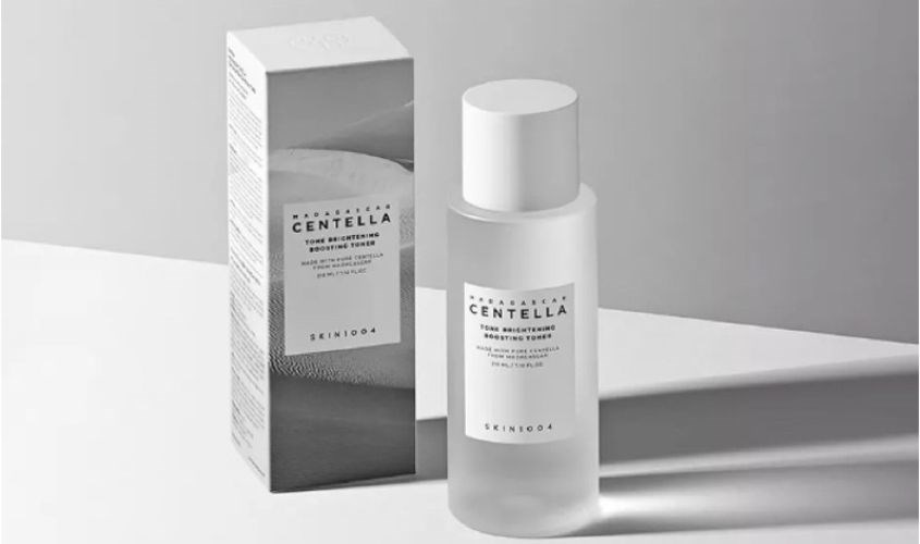 Toner tăng cường dưỡng sáng da Skin1004 Madagascar Centella Tone Brightening Boosting 210 ml Toner tăng cường dưỡng sáng da Skin1004 Madagascar Centella Tone Brightening Boosting 210 ml