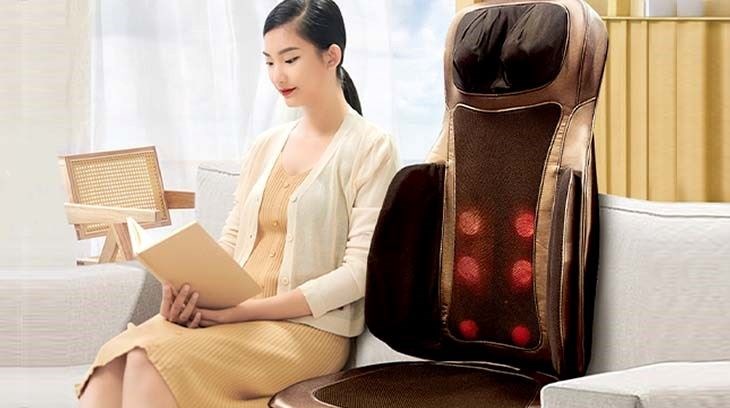 Người dùng có thể ngồi với tư thế thoải mái khi sử dụng máy massage lưng