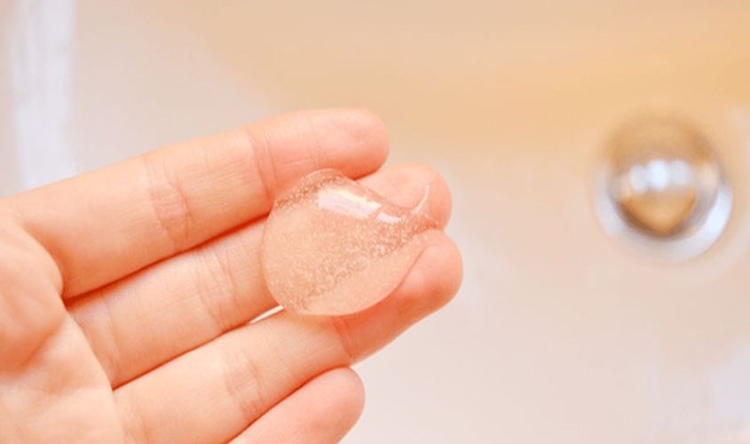 Hạn chế chọn sữa rửa mặt có hạt to