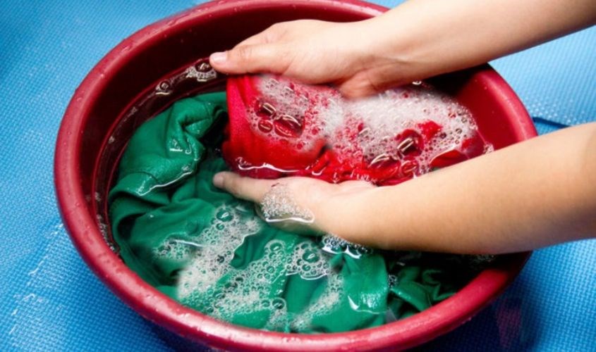 Giặt ngay quần áo khi bị ẩm ướt