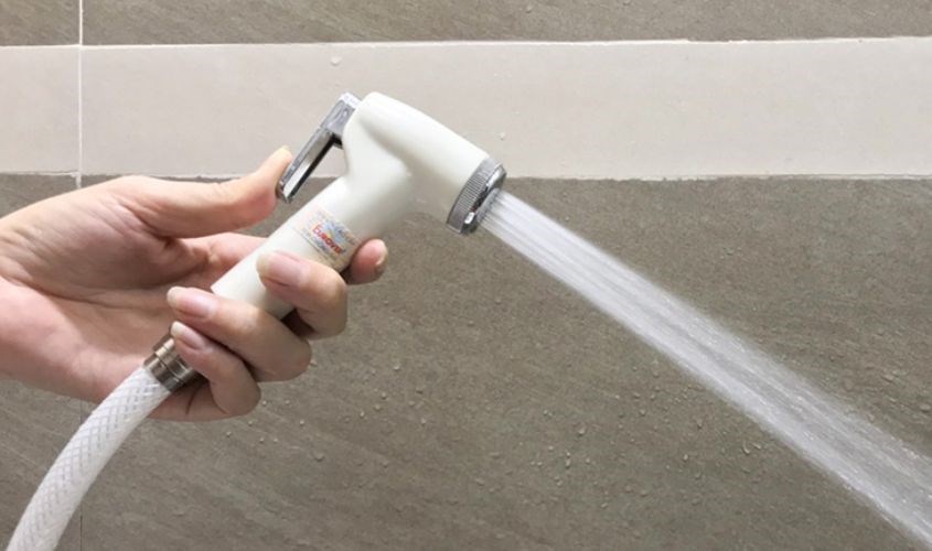 Dùng vòi xịt quá mạnh có thể khiến vùng kín tổn thương các mô mềm