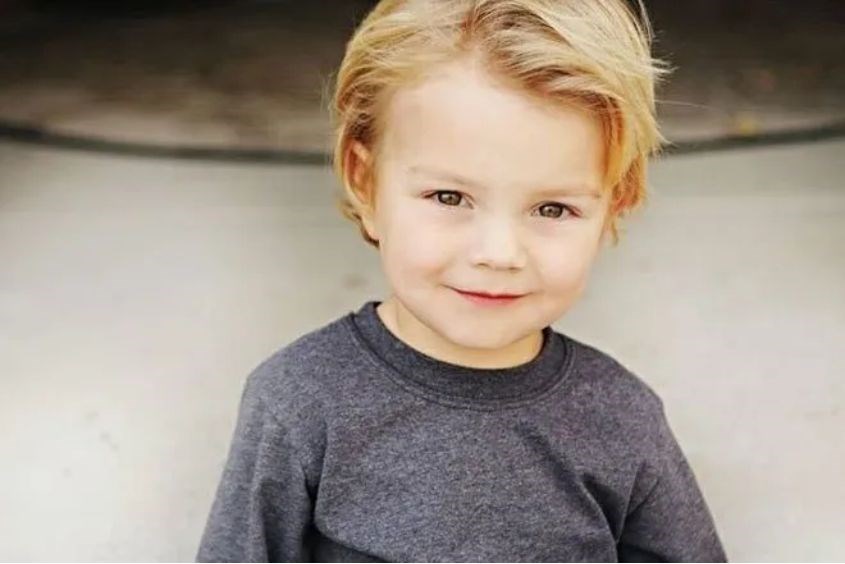 Kiểu tóc cho bé trai 3 tuổi đẹp - Tóc side swept Side swept là một trong những kiểu tóc cho bé trai 3 tuổi