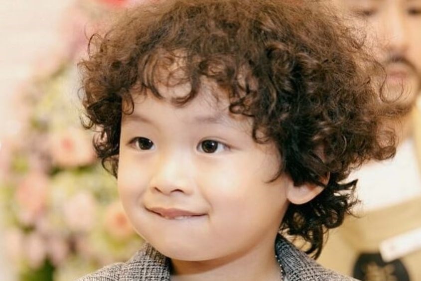 Kiểu tóc cho bé trai 3 tuổi với mái tóc xoăn cực đáng yêu Kiểu tóc cho bé trai 3 tuổi với mái tóc xoăn cực đáng yêu