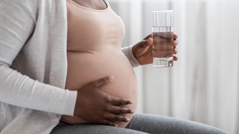 Bổ sung hơn 2 lít nước mỗi ngày để giảm cảm giác thèm ăn