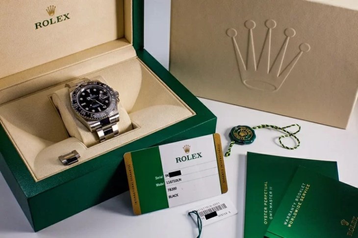 Hộp đựng của đồng hồ chính hãng sẽ đầy đủ các chi tiết như: túi xách, phiếu bảo hành, hướng dẫn sử dụng