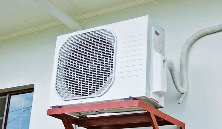 Cục nóng điều hòa tủ đứng thường được đặt ở phía sau hoặc phía bên ngoài tủ