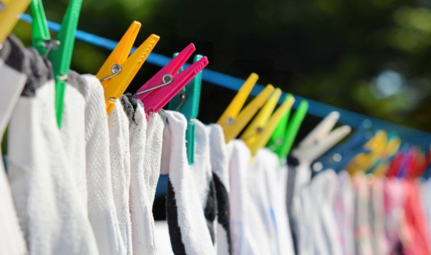 Phơi tất trắng nơi thoáng mát sau khi giặt xong Phơi tất trắng nơi thoáng mát sau khi giặt xong