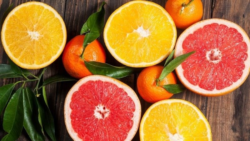 Cam và quýt có thể kích thích niêm mạc họng và tăng triệu chứng ho