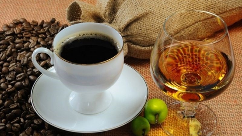 Cafein và rượu có thể làm tăng triệu chứng ho