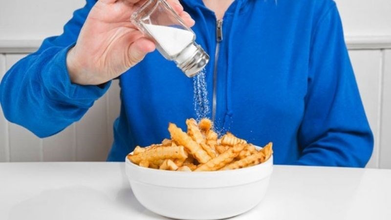 Thực phẩm quá mặn làm kích thích niêm mạc họng và gây tăng tình trạng ho