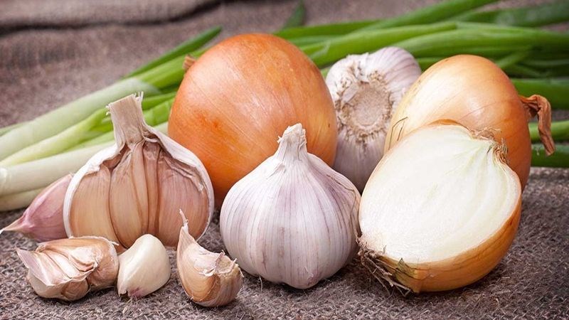 Người đang bị ho nên ăn các thực phẩm có tính kháng khuẩn cao như gừng, hành, tỏi