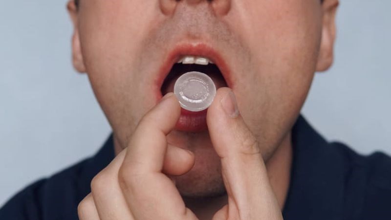 Ngậm kẹo để giúp giảm cảm giác ngứa và làm dịu cổ họng