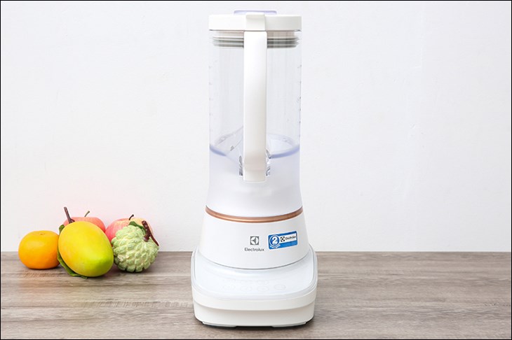 Máy xay sinh tố Electrolux E7TB1-50CW có công suất hoạt động lên đến 900W, hỗ trợ xay nhuyễn mịn nguyên liệu