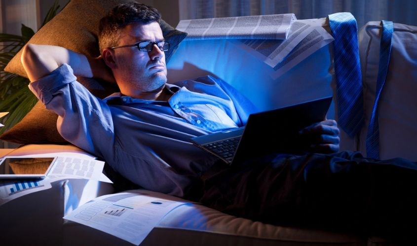 Thức quá khuya, lười vận động là các thói quen sinh hoạt sẽ khiến da lão hoá