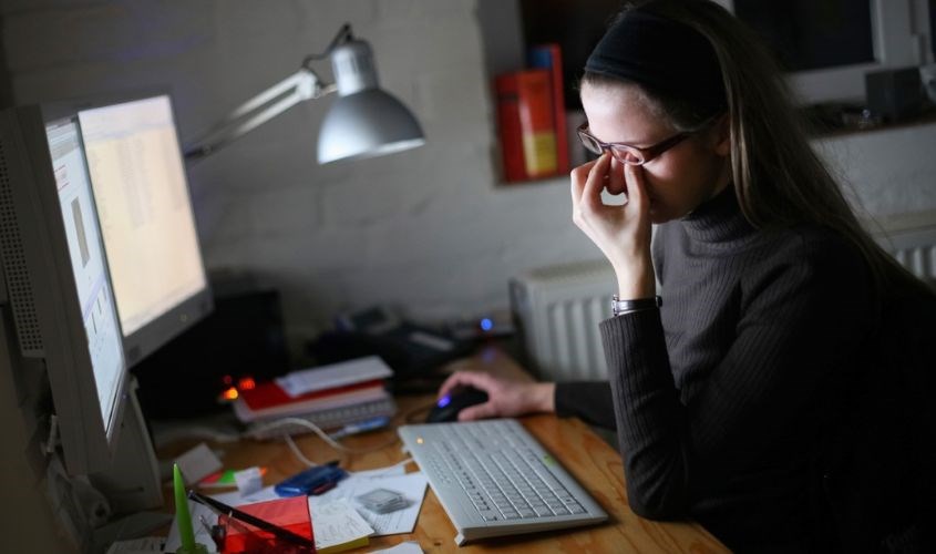 Thường xuyên thức khuya cũng khiến da dễ xuất hiện nếp nhăn